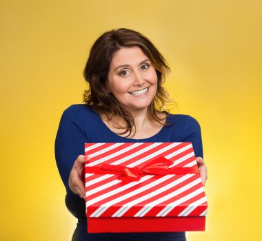 Noel hediye kutusu tutan kadın 