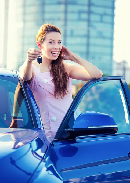 Yeni arabanın anahtarlarını gösteren kadın