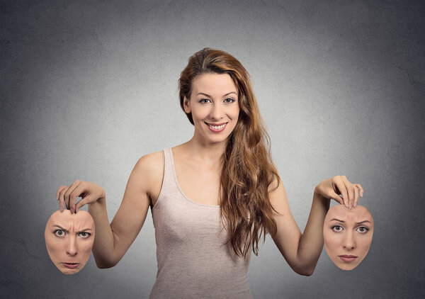 девушка держит две маски для лица
