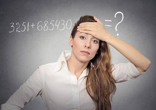Жінка не може вирішити математичну проблему — стокове фото