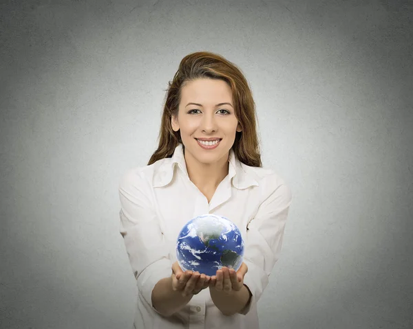 Mulher segurando globo de terra brilhante — Fotografia de Stock