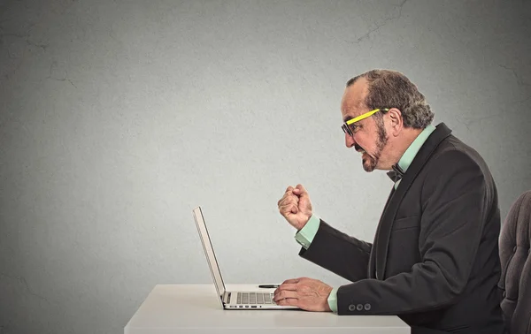 Uomo arrabbiato frustrato al computer — Foto Stock