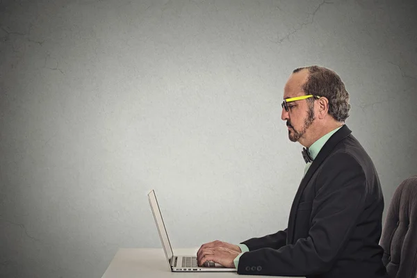 Homem com óculos usando laptop — Fotografia de Stock