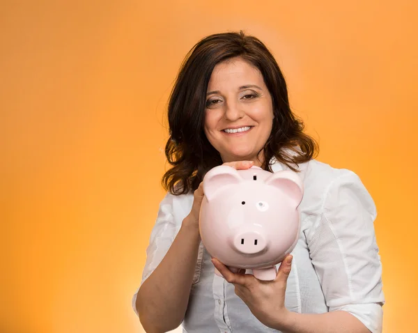 Vrouw bedrijf piggy bank — Stockfoto