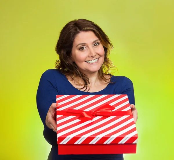 Donna di Natale in possesso di scatola regalo — Foto Stock