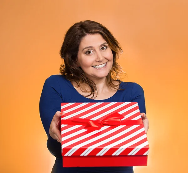 Donna di Natale in possesso di scatola regalo — Foto Stock