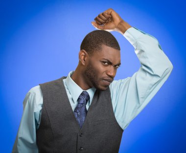 onun koltukaltı kokusu kokan adam