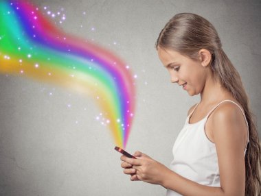 smartphone üzerinde oynayan genç kız manifatura