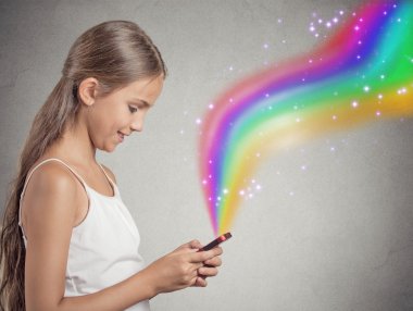smartphone üzerinde oynayan genç kız manifatura