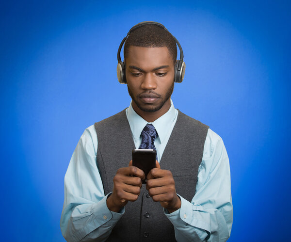 человек с наушниками с помощью смартфона
 