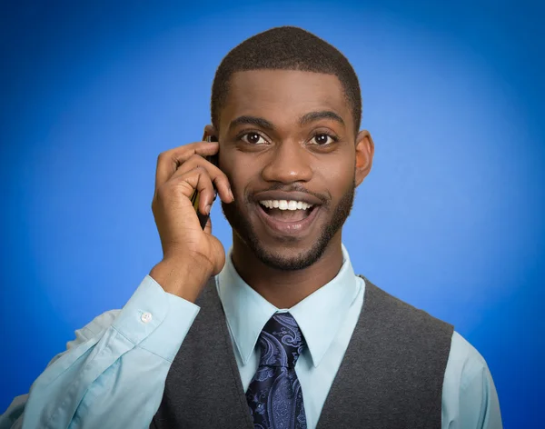 Homem feliz falando no telefone — Fotografia de Stock