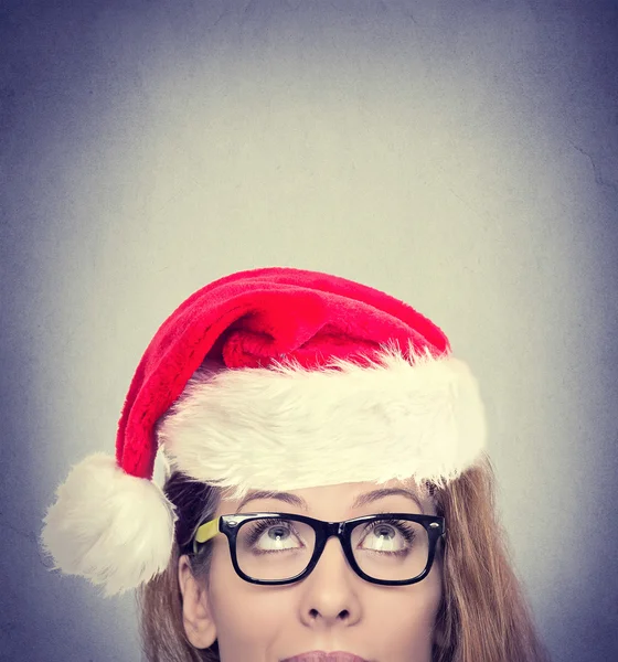 Mulher com chapéu vermelho Papai Noel olhando para cima — Fotografia de Stock