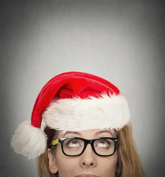 Mujer con sombrero rojo de Santa Claus mirando hacia arriba —  Fotos de Stock