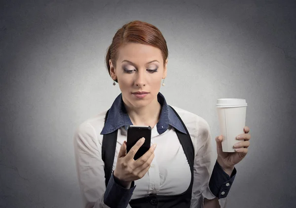 Mulher lendo más notícias no smartphone beber café — Fotografia de Stock