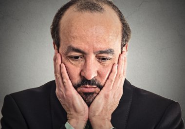 üzgün, depresif, yalnız, hayal kırıklığına uğramış kızgın adam 