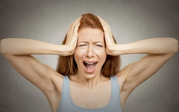 Стрессовая женщина кричит — стоковое фото