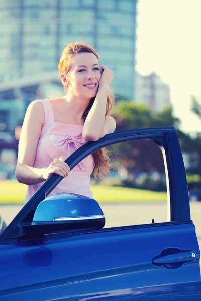 Donna acquirente in piedi accanto alla sua nuova auto blu — Foto Stock