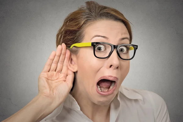 Mujer entrometida mano a oreja gesto — Foto de Stock