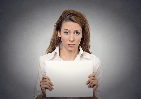 Mujer infeliz sosteniendo banner de tarjeta en blanco — Foto de Stock