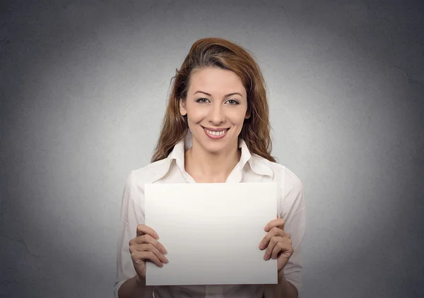 Mujer sosteniendo banner de tarjeta en blanco papel blanco — Foto de Stock