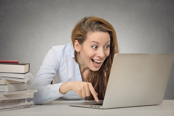 Lustige Frau, die am Computer arbeitet und bereit ist, die Eingabetaste zu drücken — Stockfoto