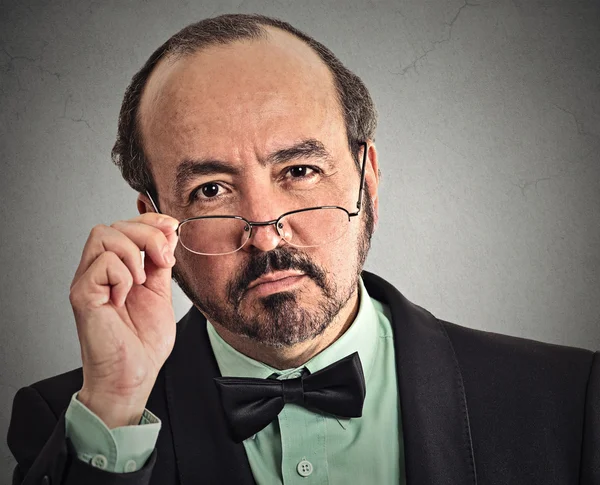 Gözlüklü kuşkuyla bakıyorsun adam