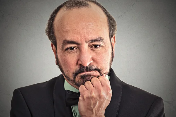 üzgün, depresif, yalnız, hayal kırıklığına uğramış kızgın adam 