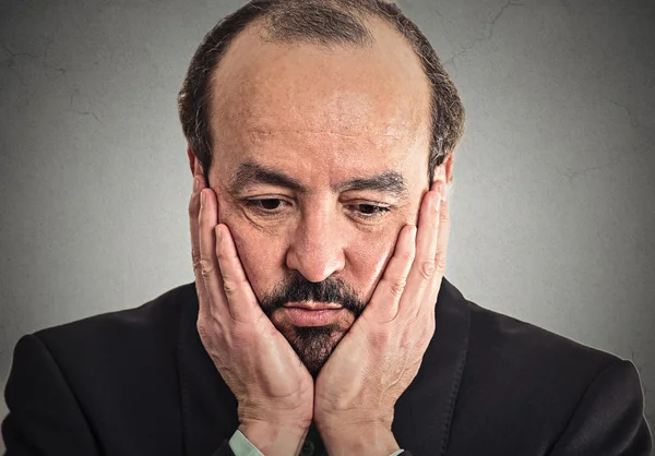 üzgün, depresif, yalnız, hayal kırıklığına uğramış kızgın adam 