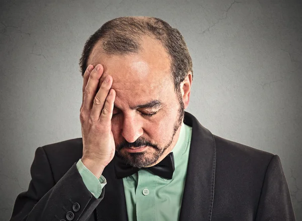 üzgün, depresif, yalnız, hayal kırıklığına uğramış kızgın adam 