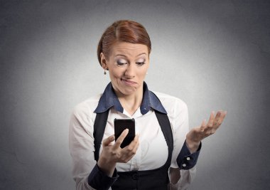 kadın kötü haber smartphone cep telefonu ile okuma memnun 