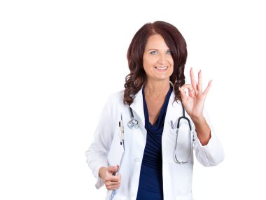 Tamam el hareketi gösteren doktor