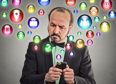 Adam icra akıllı telefon kullanma