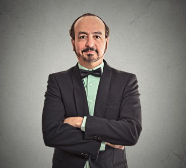 Gülümseyen emin olgun saçsız işadamı