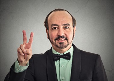zafer el işareti ile gülümseyen iş adamı 