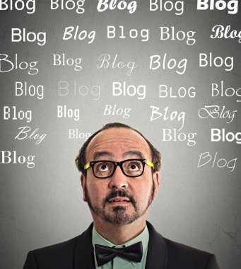 düşünceli ifade blog kelimeler başının üstünde olan adam