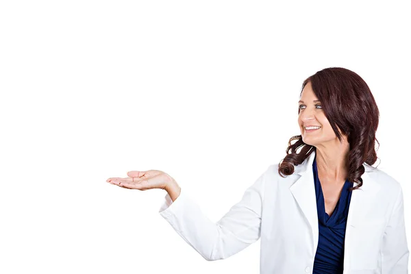 Doctora mujer presentando y mostrando espacio de copia — Foto de Stock