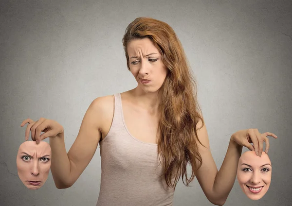 Schönes Mädchen hält zwei Masken — Stockfoto