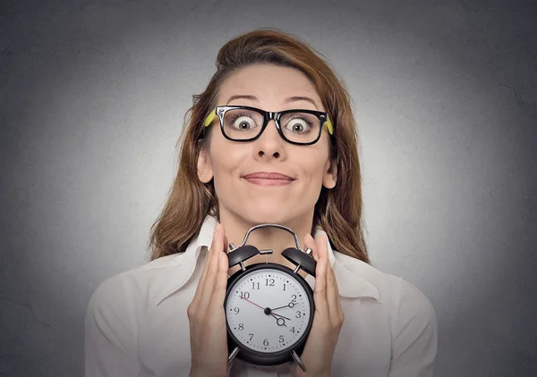 Femme avec horloge alam — Photo