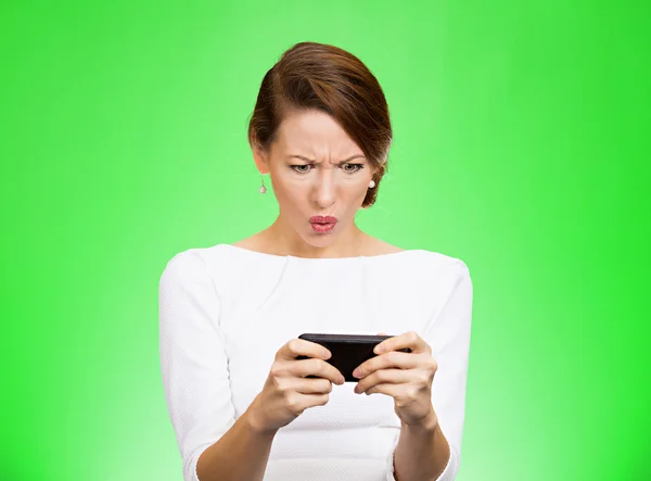 Mujer de negocios descontenta leyendo malas noticias en el teléfono inteligente —  Fotos de Stock