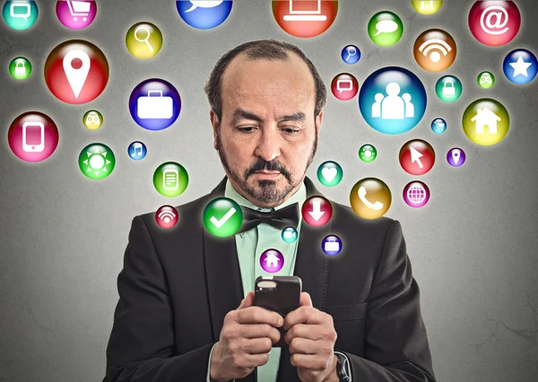 manifatura smartphone kullanarak iş adamı