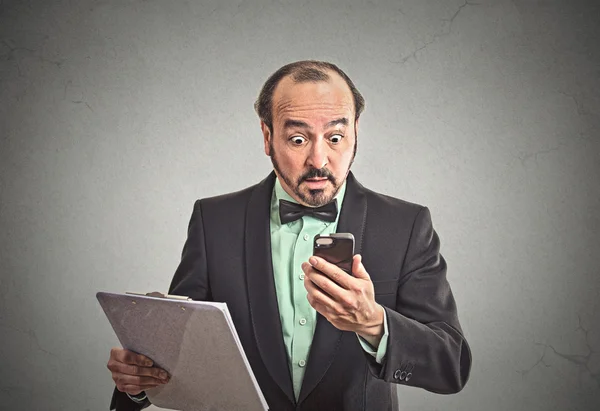 Surprised business man reading bad news on smartphone — Stock Photo, Image