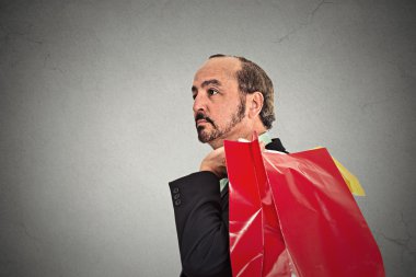 Beyefendi holding alışveriş torbaları 