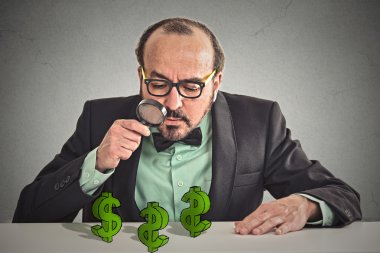 Büyüteç, dolar işaretleri bakarak iş adamı 