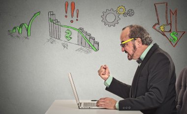 Bilgisayarda çalışan üzgün kızgın adam 