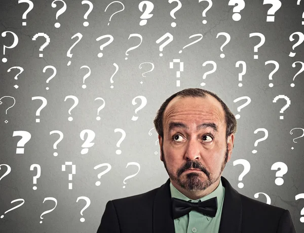 Man with puzzled face expression has many questions — Stock Photo, Image