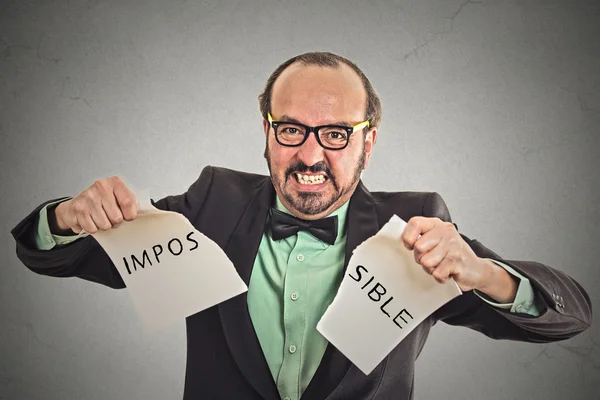 Homem rasgando palavra impossível escrito no papel — Fotografia de Stock