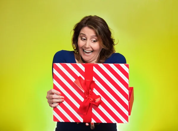 Feliz mujer emocionada abriendo caja de regalo roja — Foto de Stock