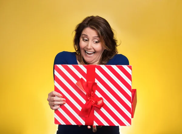 Feliz mujer emocionada abriendo caja de regalo roja —  Fotos de Stock