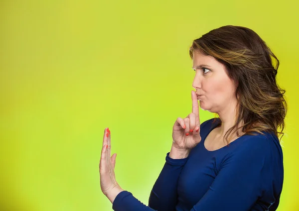 Frau mit dem Finger auf den Lippen, shhh Geste bitten, ruhig zu sein — Stockfoto