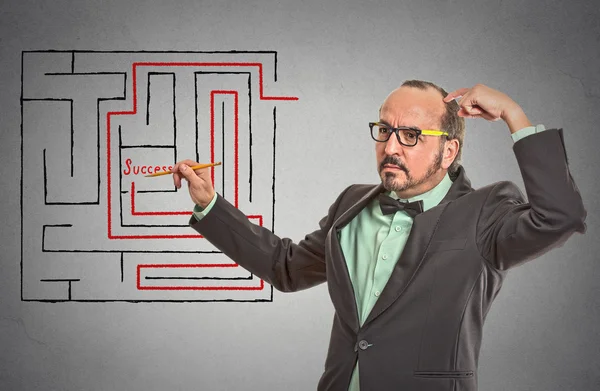 Man drawing with pencil red path line through labyrinth — Stock Photo, Image